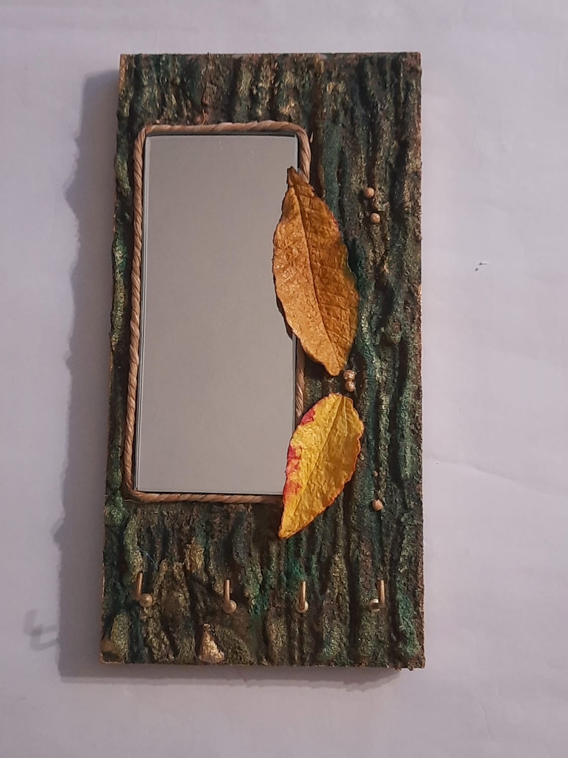 decorative-handcrafted-mirror-with-keyholders-in-wood-free-paper-pulp