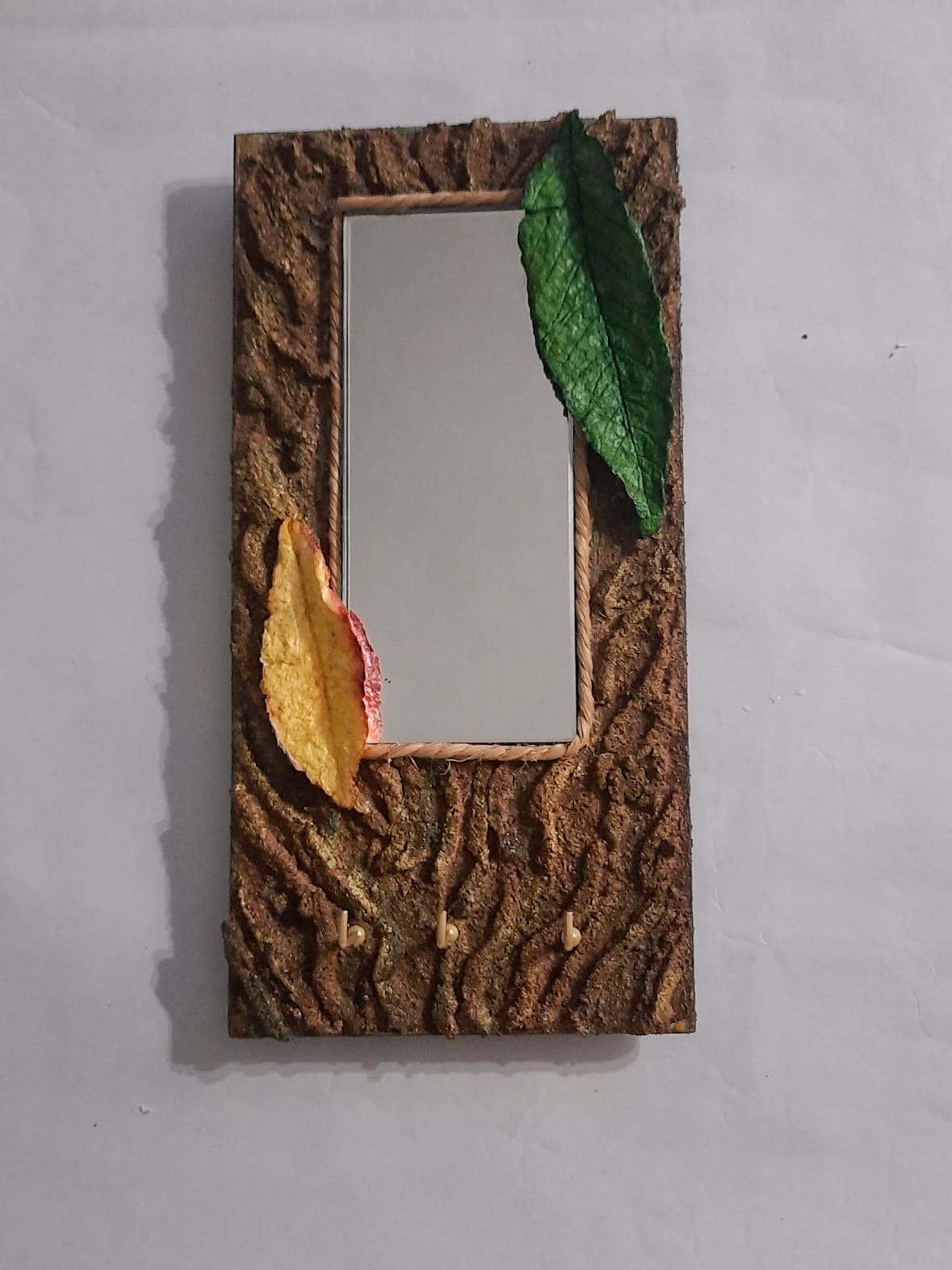 decorative-handcrafted-mirror-with-keyholders-in-wood-free-paper-pulp