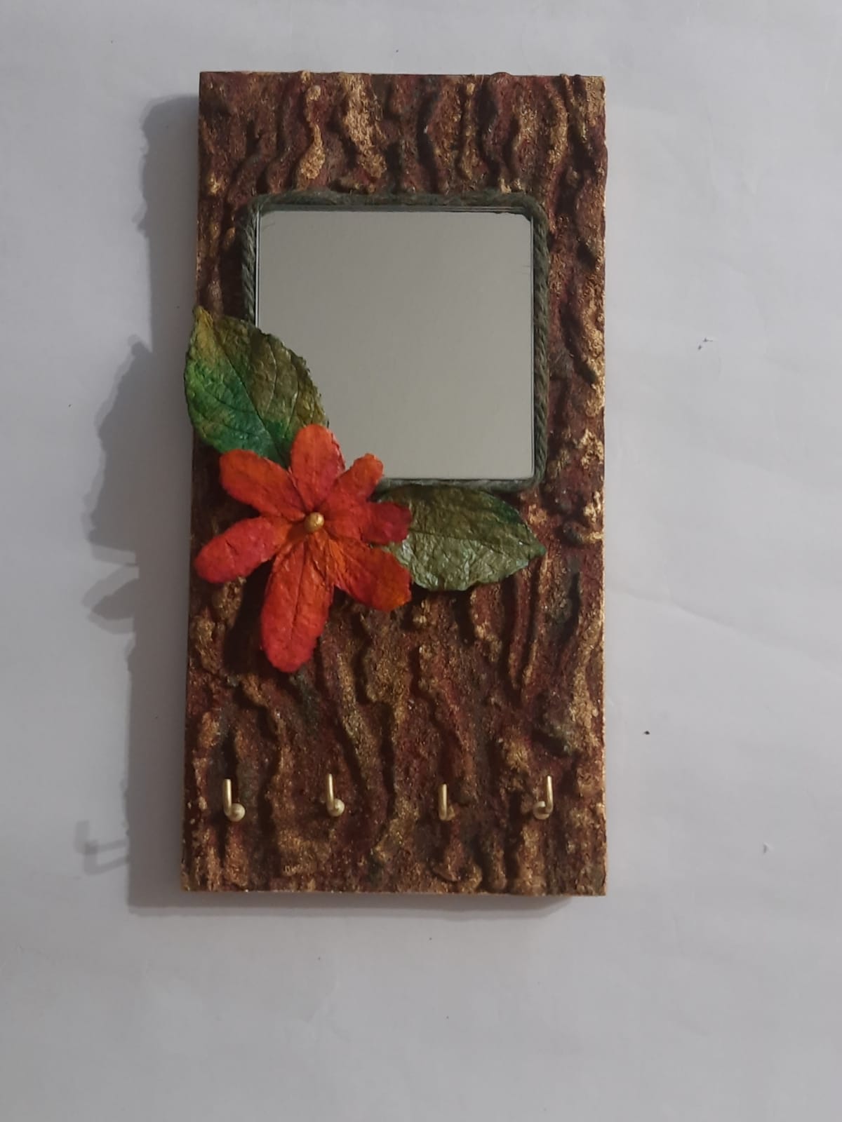 decorative-handcrafted-mirror-with-keyholders-in-wood-free-paper-pulp