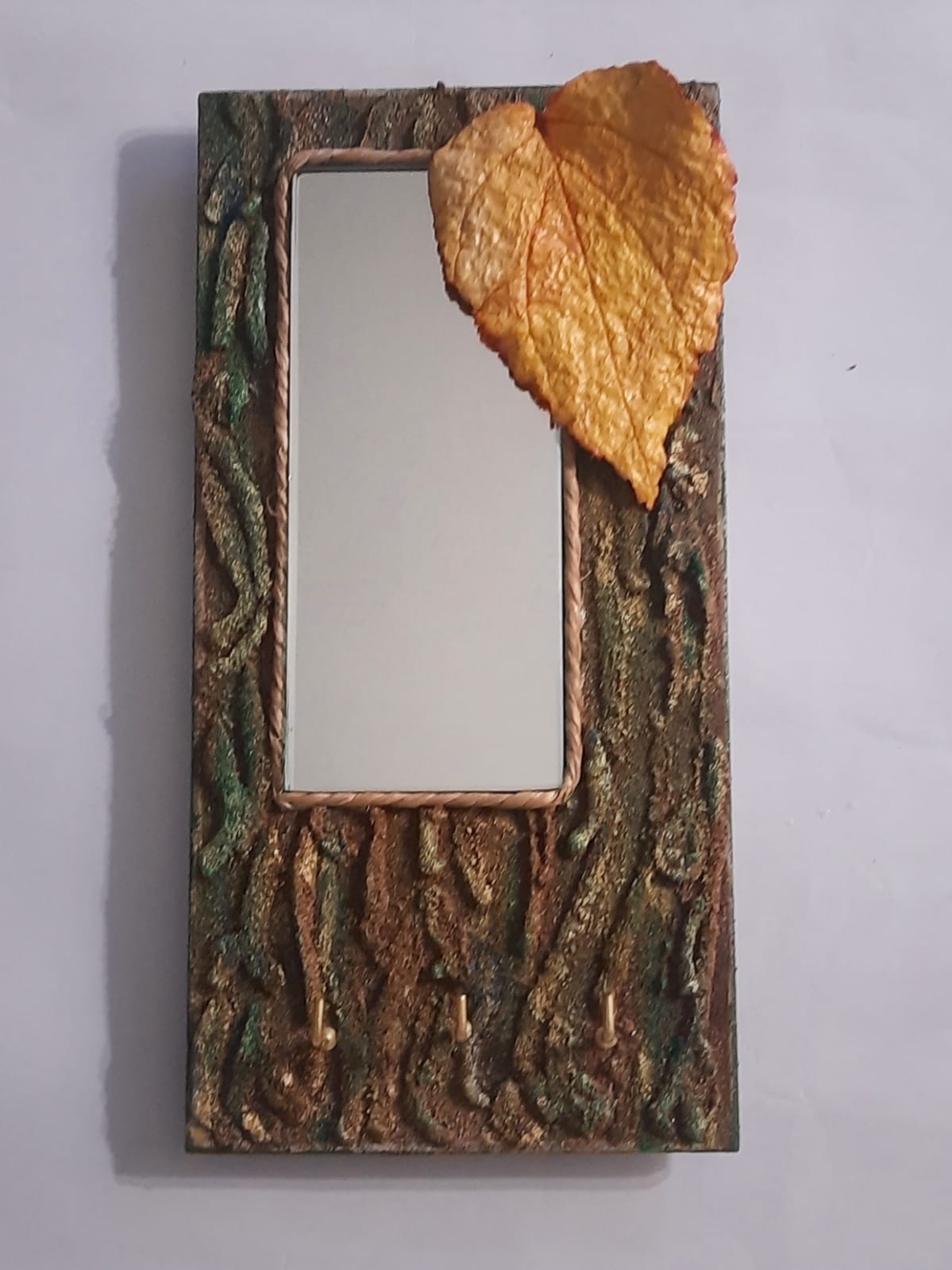 decorative-handcrafted-mirror-with-keyholders-in-wood-free-paper-pulp