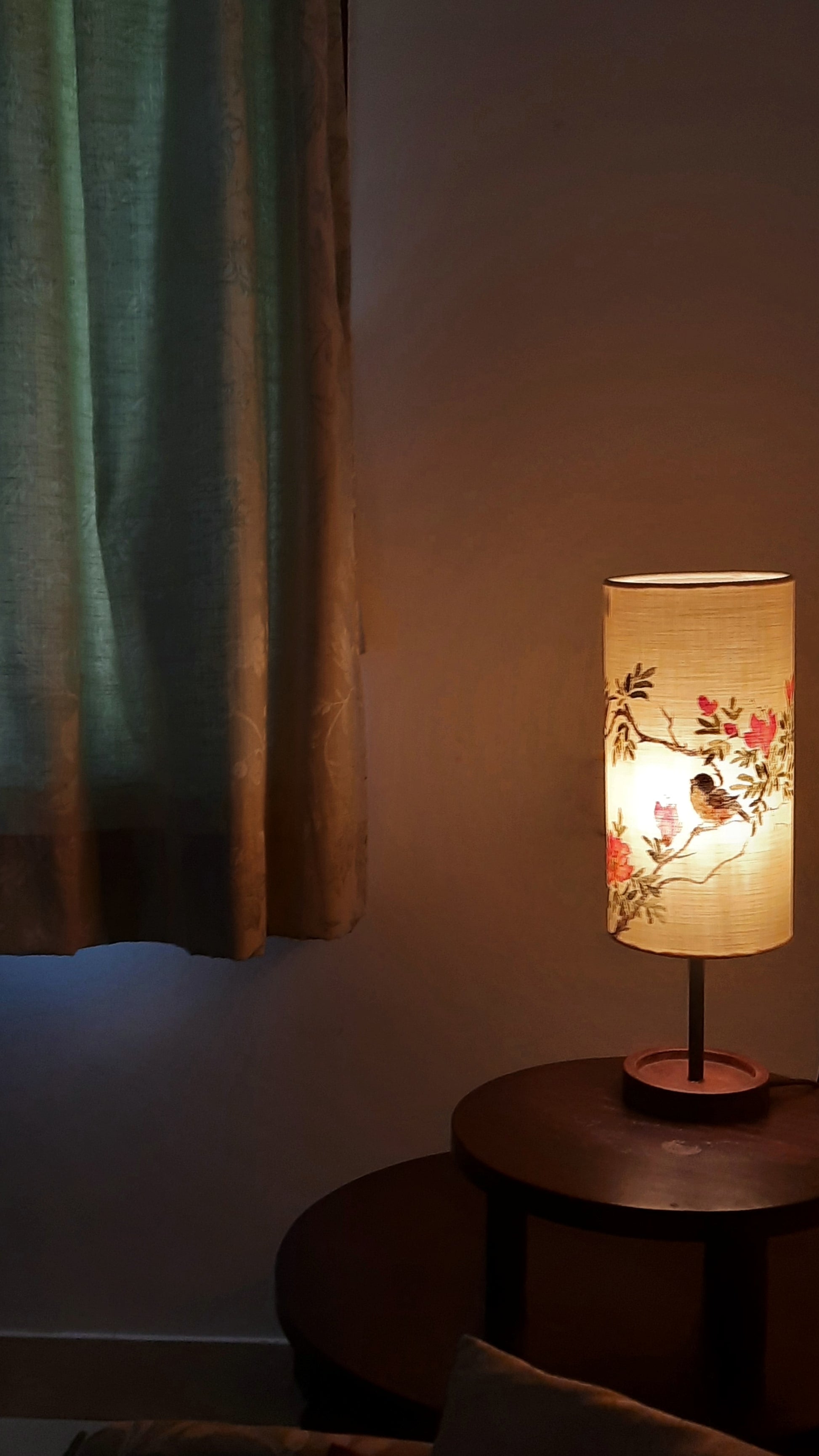 artistic cylindrical table lamp