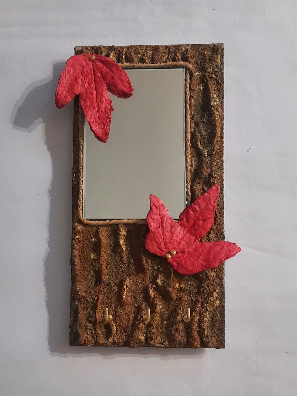 decorative-handcrafted-mirror-with-keyholders-in-wood-free-paper-pulp